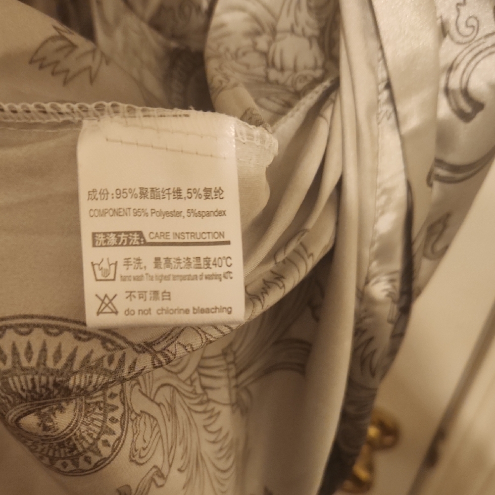 Elegant Silver Patterned Robe - Picture 2 of 6